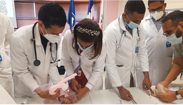 Read more about the article SRSM y UNICEF ofrecen capacitación a personal médico del Hospital Materno Dr. Reynaldo Almánzar sobre Código Rojo