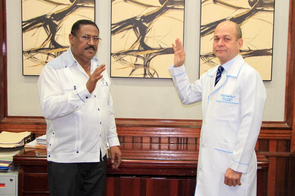 Read more about the article Juramentan nuevo director del hospital Moscoso Puello