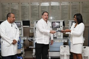 Read more about the article SNS entrega equipos a los hospitales Robert Reid e Incar valorados en RD$ 9 millones