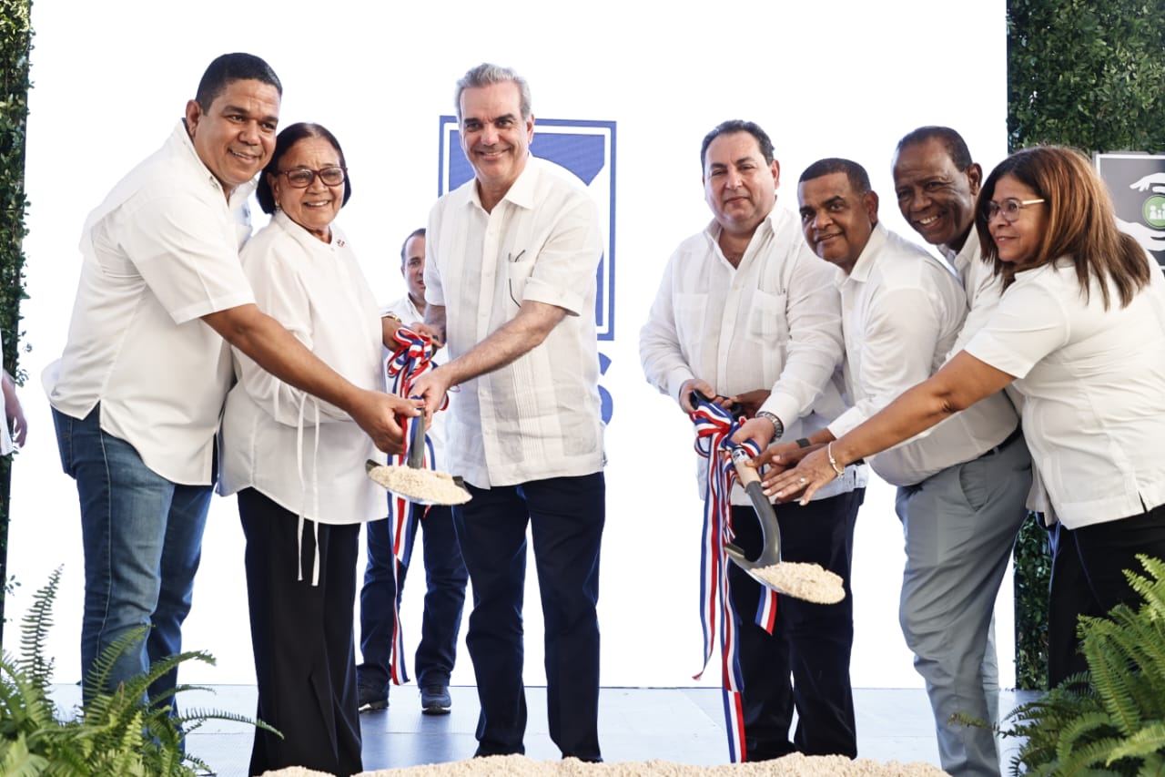 Read more about the article Presidente Abinader deja iniciado trabajos de remodelación del Hospital Jaime Sánchez, de Barahona
