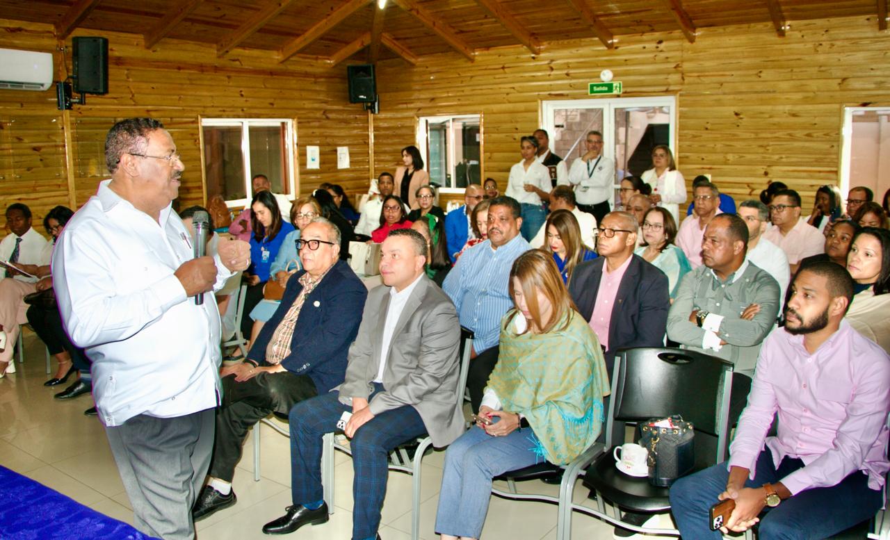 En este momento estás viendo Director del SRSM socializa indicadores de hospitales con titulares de centros