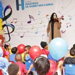 Violinista Aisha Syed lleva música y esperanza a niños del Robert Reid Cabral