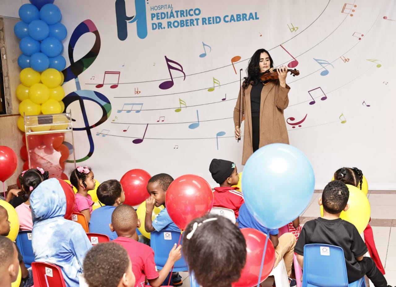 Lee más sobre el artículo Violinista Aisha Syed lleva música y esperanza a niños del Robert Reid Cabral