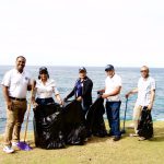 Colaboradores del SRSM retiran desechos sólidos del Malecón con jornada ambiental