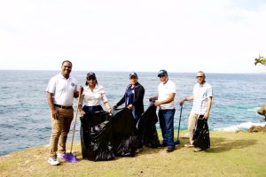 Lee más sobre el artículo Colaboradores del SRSM retiran desechos sólidos del Malecón con jornada ambiental