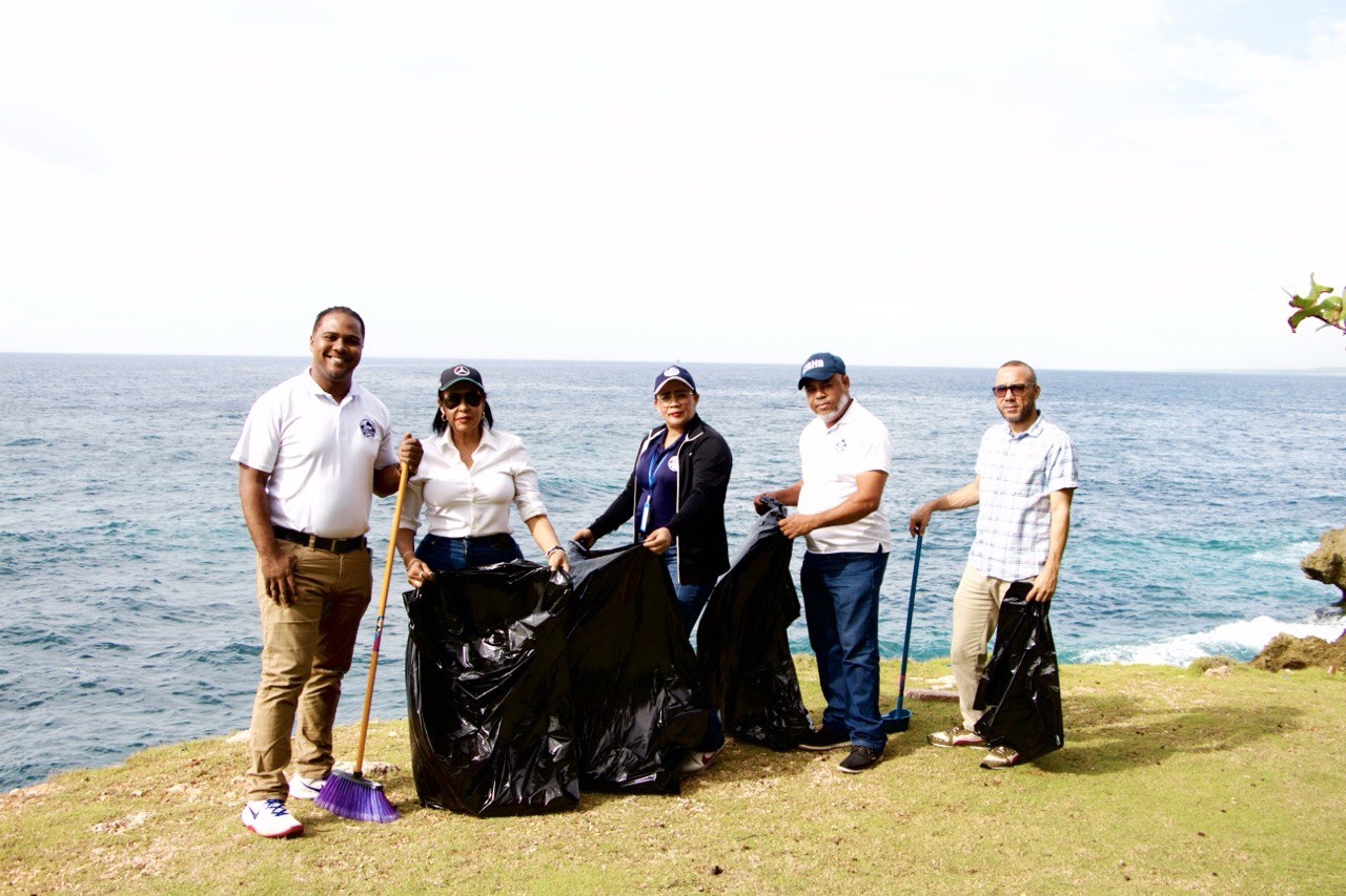 Lee más sobre el artículo Colaboradores del SRSM retiran desechos sólidos del Malecón con jornada ambiental