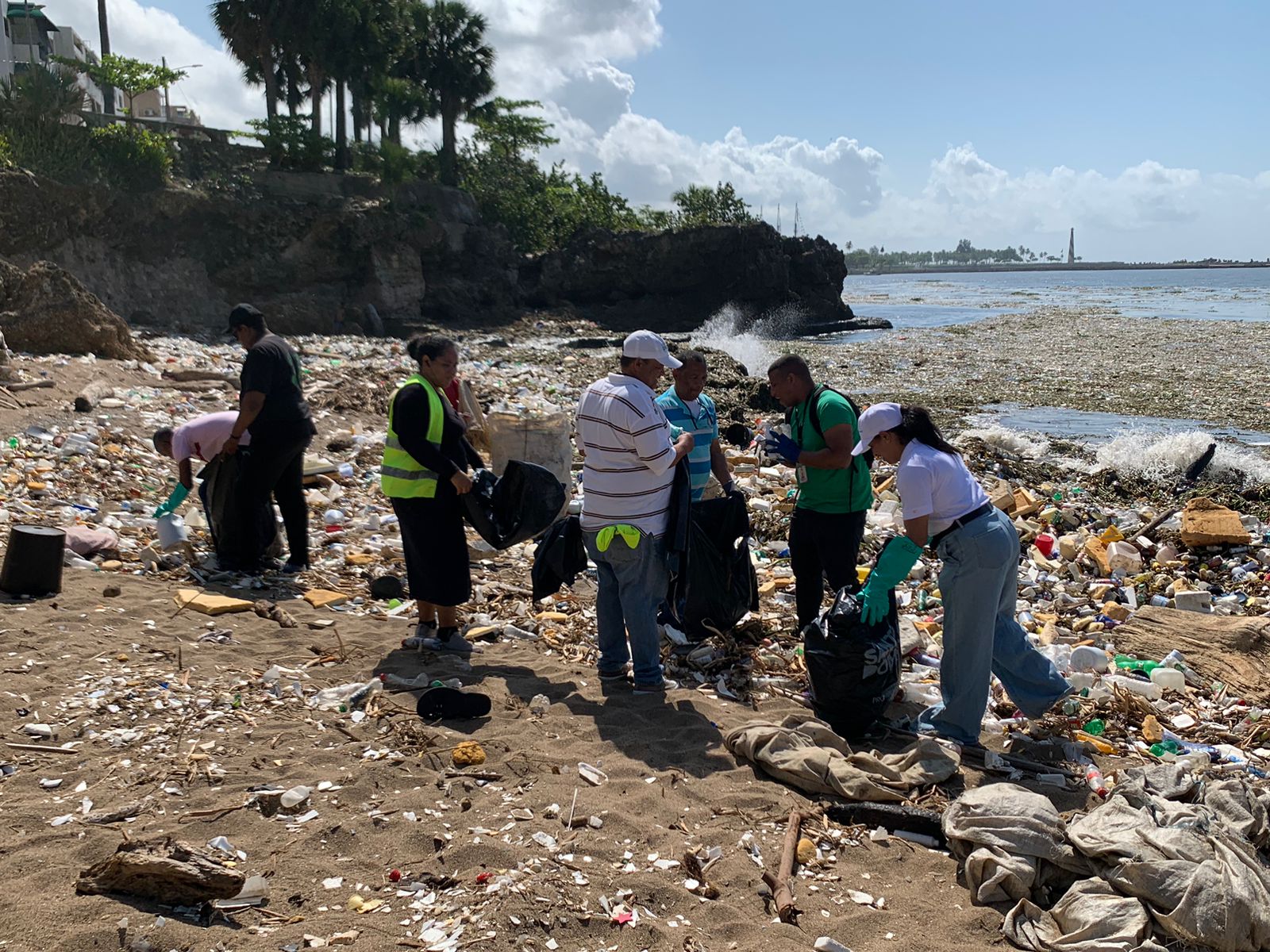 Lee más sobre el artículo Robert Reid Cabral y Medio Ambiente realizan jornada de limpieza en playa del Fuerte San Gil