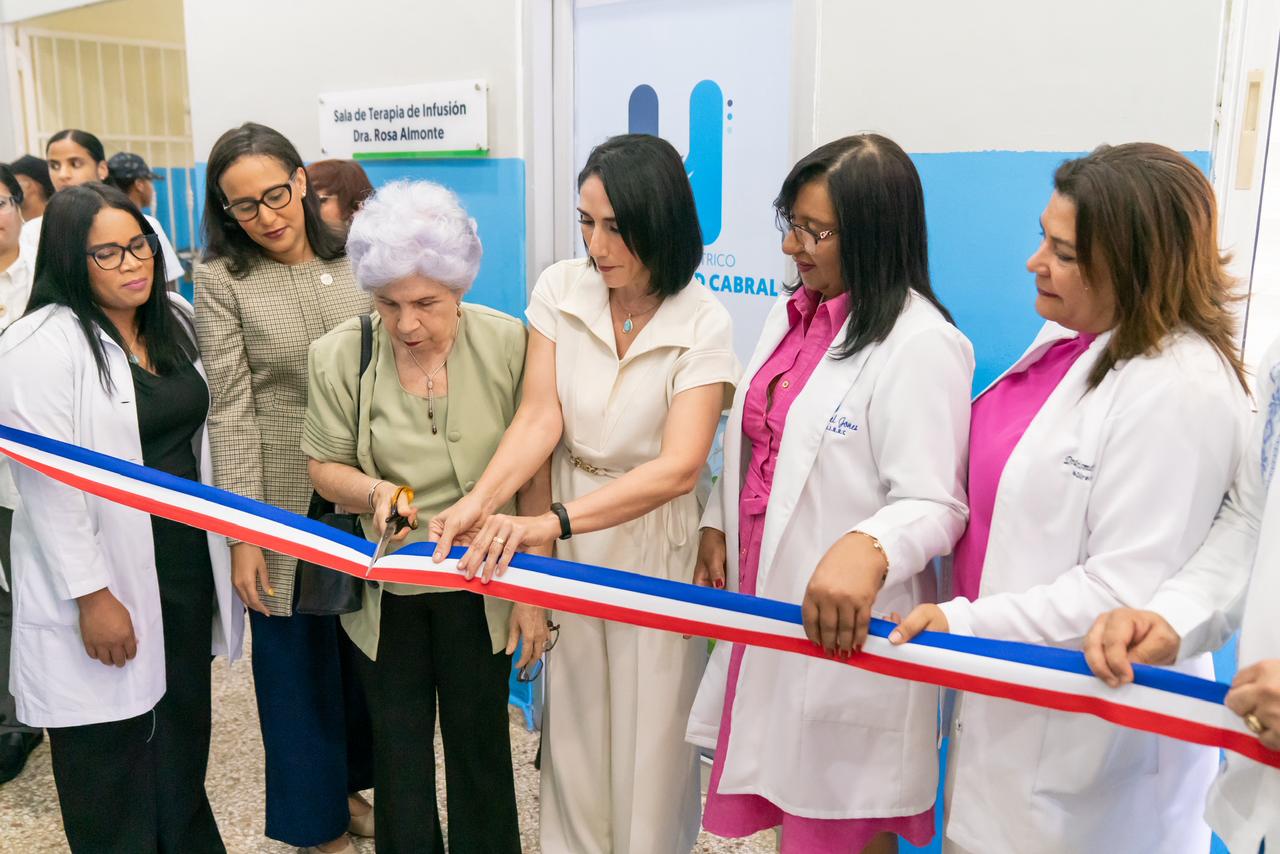 En este momento estás viendo Primera Dama entrega nueva Sala de Infusión Ambulatoria en el Hospital Robert Reid Cabral
