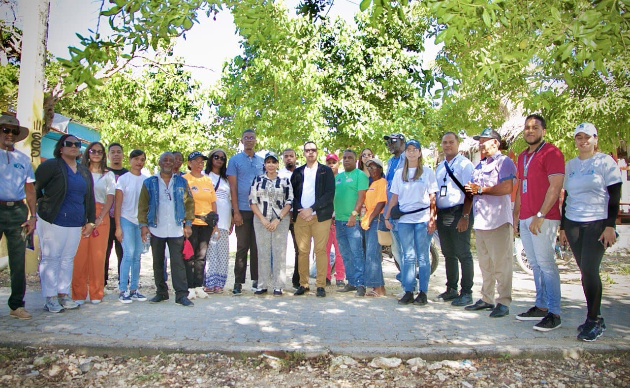 En este momento estás viendo El SRSO se une con Hospital de Boca Chica y el CEASNA en jornada limpieza de costas