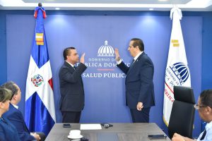 Lee más sobre el artículo Ministro de Salud Víctor Atallah juramenta a Julio César Landrón como nuevo director del SNS