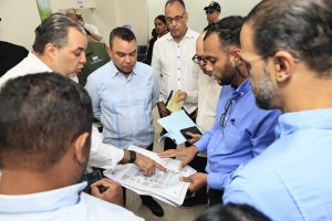 Lee más sobre el artículo Dr. Julio Landrón supervisa hospital Ángel María Gatón y anuncia apertura segunda fase