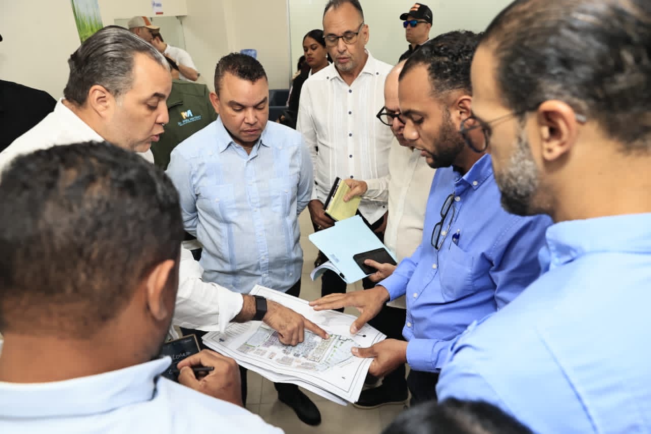 En este momento estás viendo Dr. Julio Landrón supervisa hospital Ángel María Gatón y anuncia apertura segunda fase