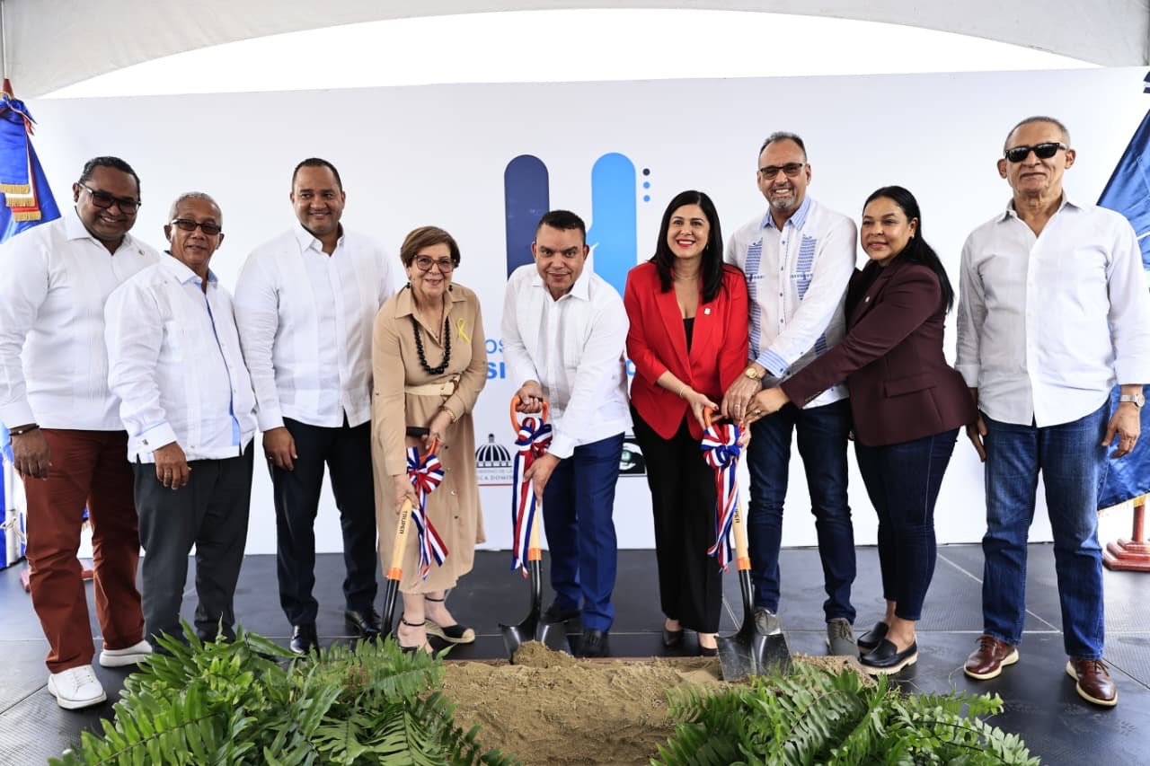 Lee más sobre el artículo Director del SNS da primer palazo para inicio de segunda etapa de remozamiento del Hospital Provincial Pascasio Toribio Pianti