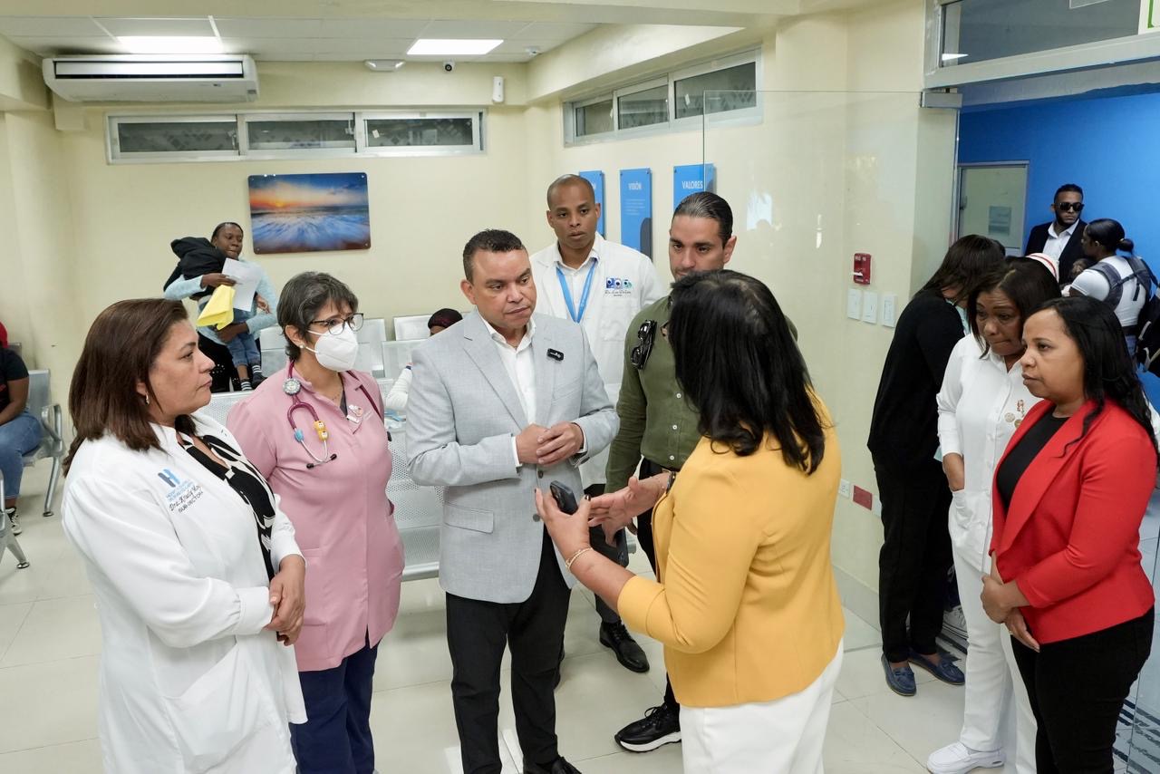 Lee más sobre el artículo Director del SNS visita sin previo aviso los hospitales Robert Reid Cabral y Evangelina Rodríguez