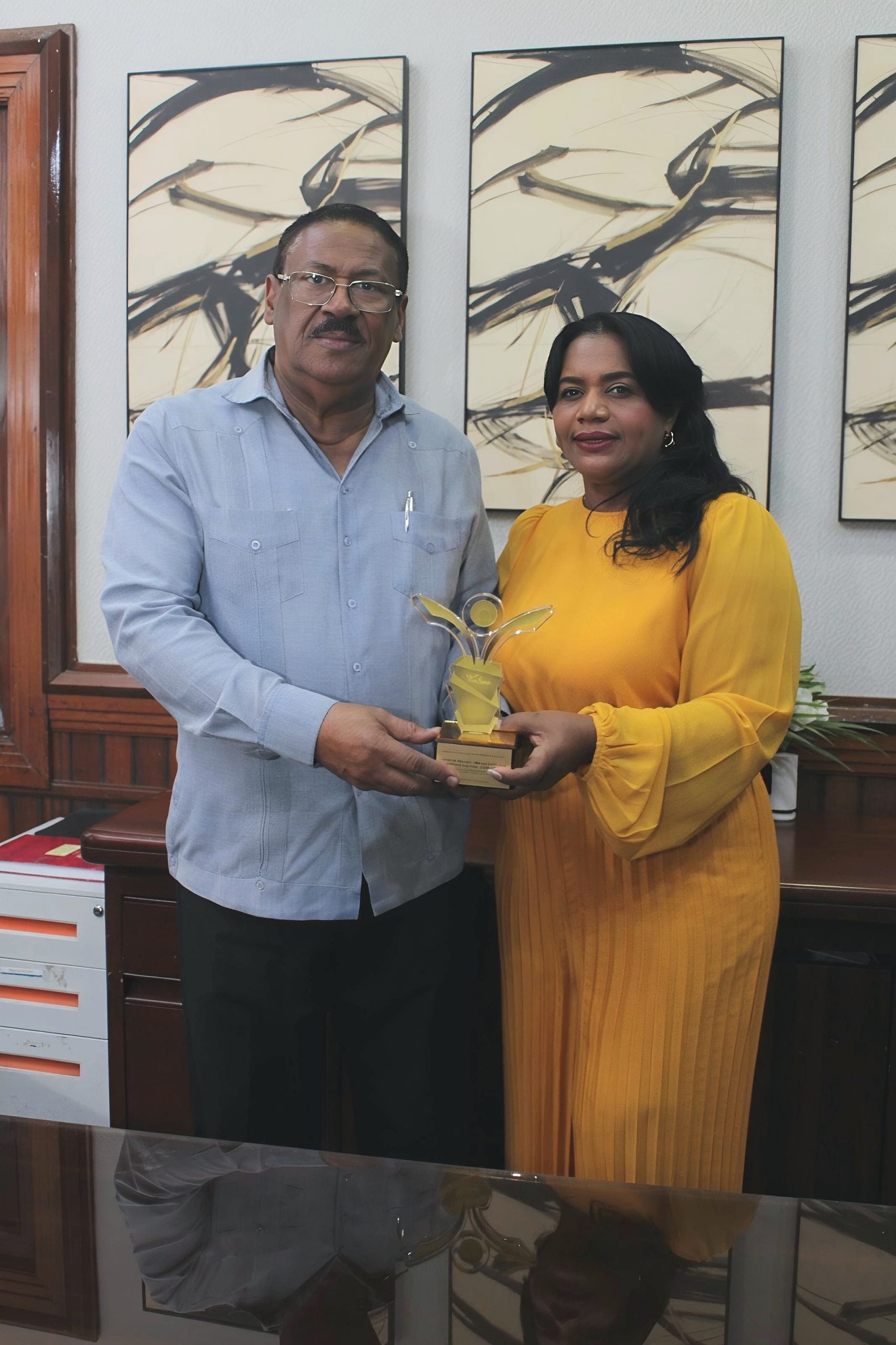 En este momento estás viendo SRSO felicita a la doctora Glendis Ozuna Feliciano por reconocimiento recibido en la octava Gala Premios Vive Sano 2026